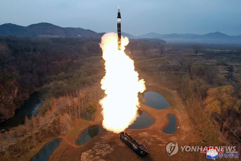 Peluncuran hulu ledak bermuatan senjata nuklir milik Korea Utara (Korut). Sumber: Yonhap