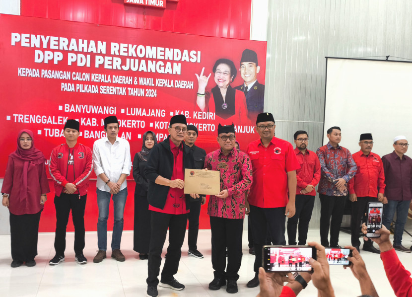 Plh Ketua DPD PDIP Jatim, Budi Sulistiyono memberikan surat rekomendasi kepada 10 Bacakada di Jatim