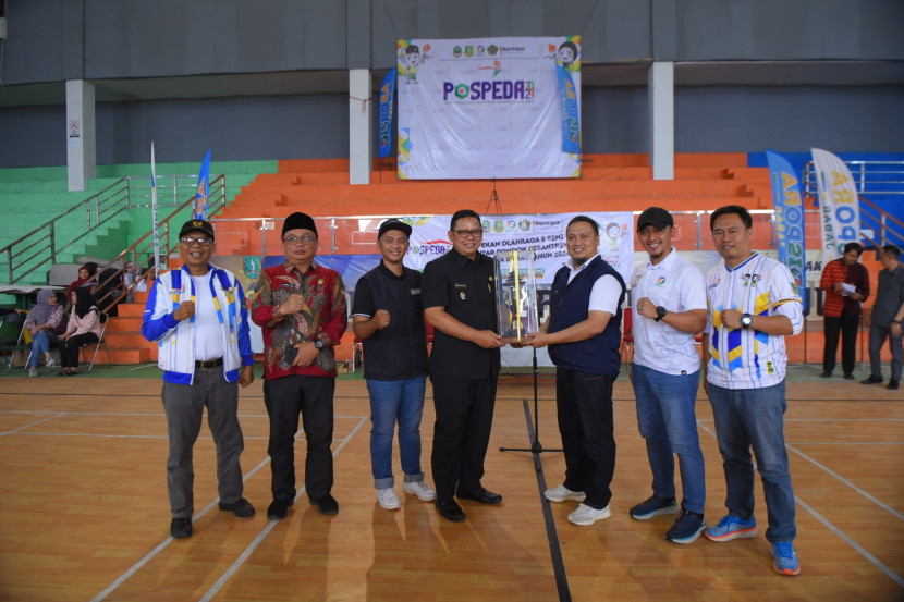 Pembiaran piala dalam Pospeda Jabar 2024, di mana Kota Sukabumi jadi juara umum.