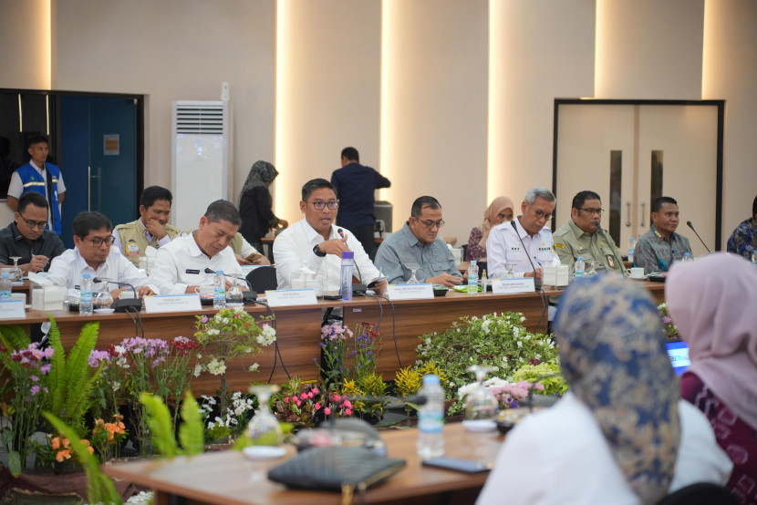 Wamen Pertanian Sudaryono dan rombongan dengan Sekda Sumse Edward Candra. (FOTO: Humas Pusri)