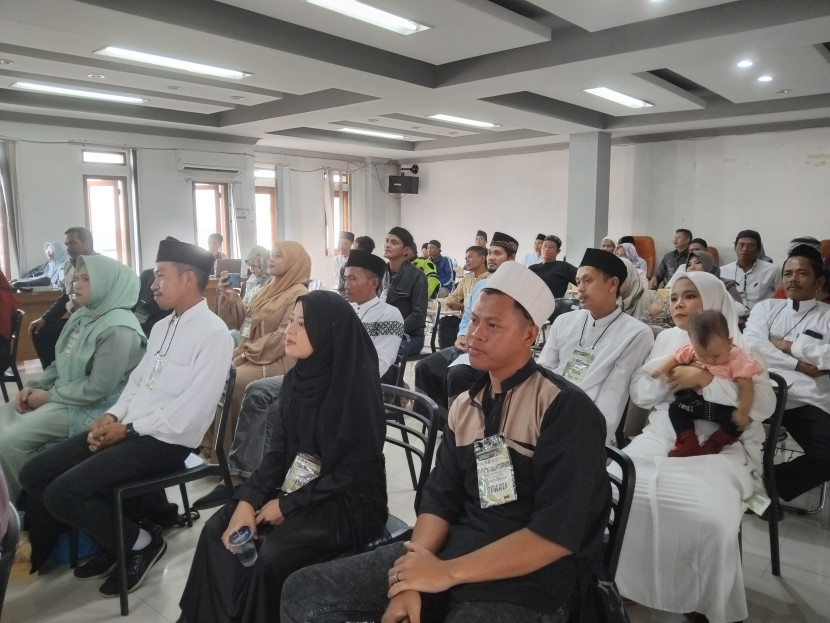 Sepuluh pasangan di Kota Sukabumi saat akan menjalani itsbat nikah terpadu di Toserba Selamat, Jumat (23/8/2024).