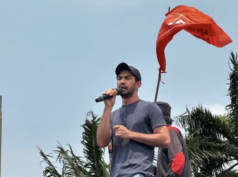 Reza Rahadian dalam aksi di depan Gedung DPR RI, Kamis (22/8/2024). (Tangkapan Layar)