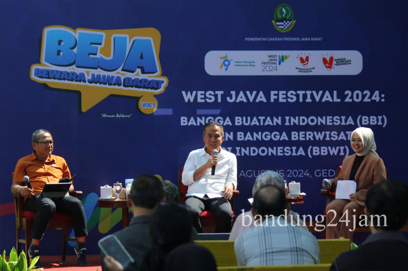 Pj Gubernur Jabar Bey Machmudin bersama Kadisparbud Jabar Benny Bachtiar menyampaikan keterangan pers saat acara Bewara Jawa Barat (Beja) terkait kegiatan West Java Festival 2024, di Gedung Sate, Kota Bandung. Foto: Edi Yusuf