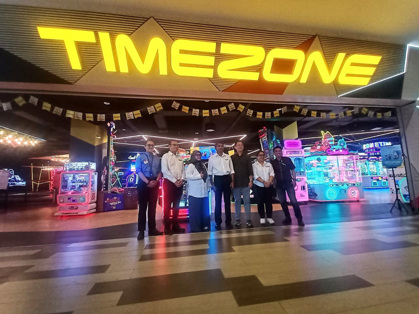 Timezone rayakan hari Lansia dengan mengundang mereka bermain bersama Sumber:saefful imam