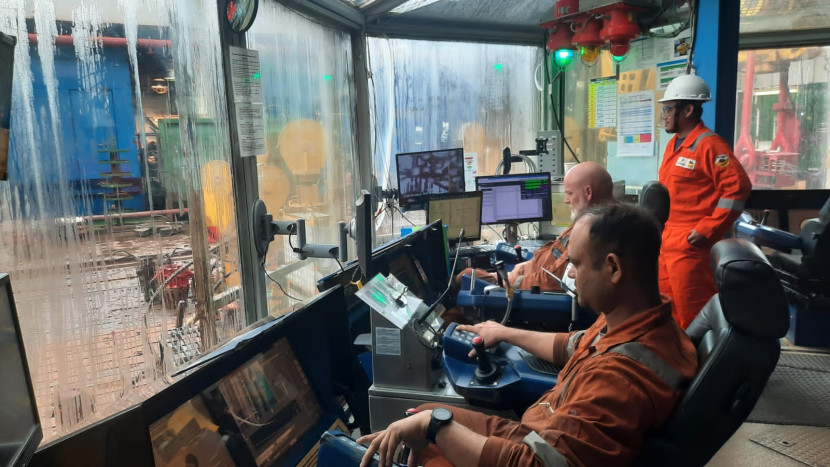 Tim Eni North Ganal Ltd melakukan eksplorasi di lepas pantai laut dalam. (FOTO SKK Migas/ Dok. Eni North Ganal Ltd).