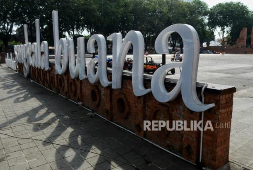  Alun-alun Sangkala Buana, Cirebon, Jawa Barat, menjadi lokasi digelarnya Pasar Rakyat Muludan, Keraton Kasepuhan. (Dok. Republika)