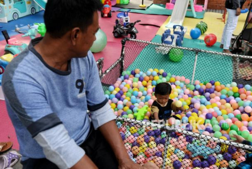 Orang tua mengawasi anaknya saat bermain di wahana mandi bola di Alun-alun Sangkala Buana, Cirebon, Jawa Barat. (Dok. Republika)