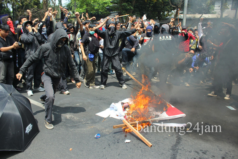 Aksi demonstrasi menolak revisi RUU Pilkada di depan Gedung DPRD Jabar, Kamis (22/8/2024). Foto: Edi Yusuf 