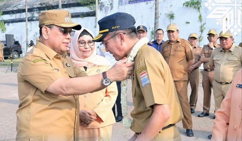 Pj Wali Kota Palembang Ucok Abdulrauf Damenta (kiri) saat melepas Ratu Dewa sebagai ASN Pemkot Palembang. (Foto Instagram @ratudewa)