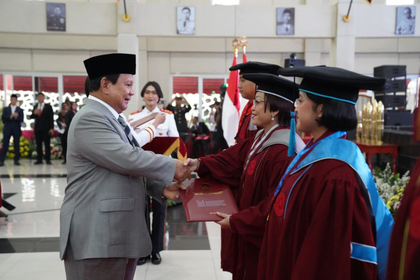 Menhan Prabowo Subianto memberikan selamat kepada mahasiswa terbaik di masing-masing program studi. Sumber: Seputar Militer