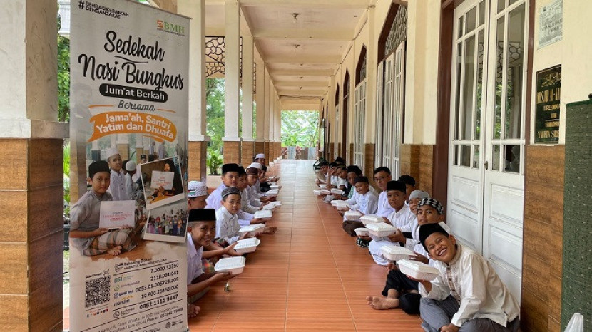 BMH Medan Melaksanakan program Sedekah Nasi Bungkus- Jum’at Berkah.