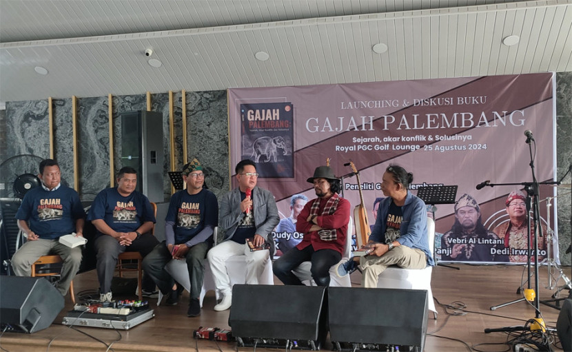 Para penulis buku “Gajah Palembang: Sejarah, Akar Konflik dan Solusinya” dari Pusat Kajian Sejarah Sumatera Selatan (Puskass). (FOTO