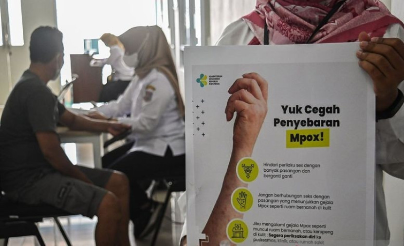 Ilustrasi petugas kesehatan menyosialisasikan penyakit cacar monyet kepada masyarakat di Puskesmas Kedaung, Tangerang Selatan, Banten. (Foto: Antara)