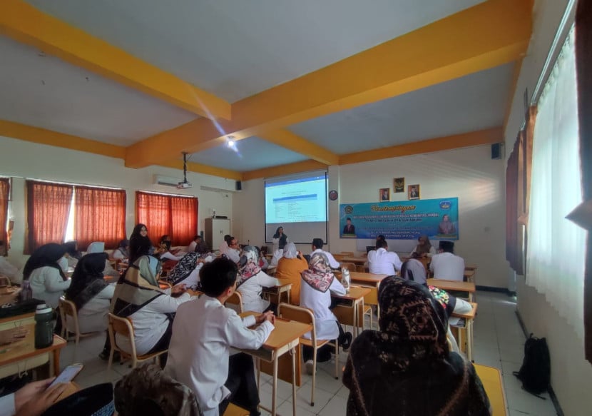 Pendampingan Implementasi Kurikulum Merdeka Berbasis Komunitas (IKMBK) di Ruang Guru MTsN Kota Sukabumi, Senin (26/08/2024).