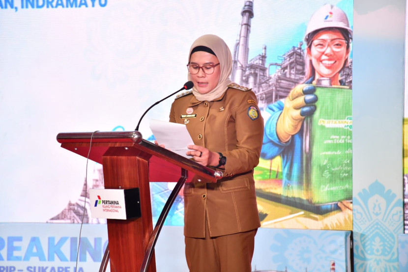 Bupati Indramayu Nina Agustina saat memberikan sambutan Groundbreaking area penyangga (buffer zone) kilang Balongan, Senin (26/8/2024). (Dok. Gincumanis.com)