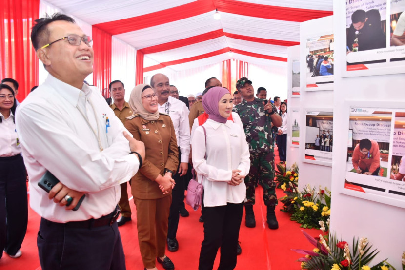  Direktur Utama Pertamina Nicke Widyawati (kanan), Bupati Indramayu Nina Agustina (tengah) dan  Diandoro Arifian, VP HSSE PT Kilang Pertamina Internasional (kiri), saat menghadiri groundbreaking area kilang balongan, Senin (26/8). (Dok. Gincumanis.com)