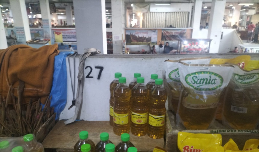 Keberadaan minyak goreng di Pasar Pelita Kota Sukabumi.