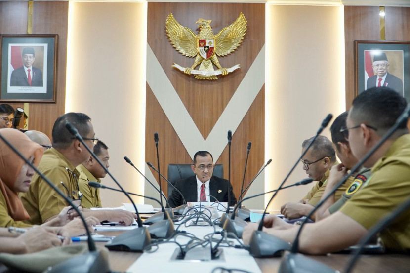 Sekda Sumsel Edward Candra memimpin rapat pembentukan Satgas Penanganan Judi Online. (FOTO: Humas Sumsel)