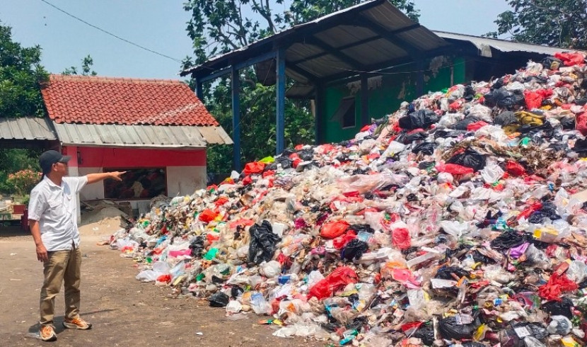 Ketua PWI Kota Depok, Rusdy Nurdiansyah sedang menunjukkan gunungan sampah di TPS warga di Jalan Jawa, Perumnas Depok Utara, Beji, Kota Depok. (Foto: Dok Ruzka Indonesia)