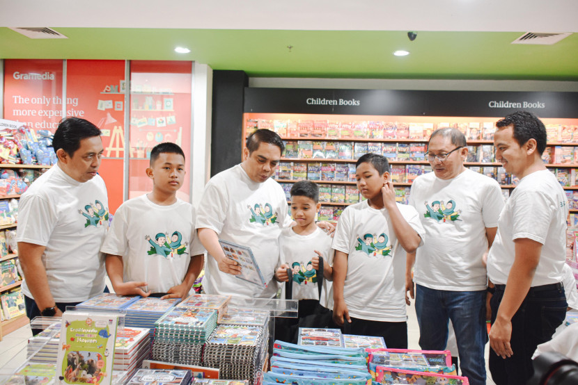 PT Bank Syariah Indonesia Tbk (BSI) bersama BSI Maslahat menyelenggarakan program Sahabat Bahagia Yatim di Gramedia Matraman pada Minggu 18/8/2024). (Foto: Dok Ruzka Indonesia)