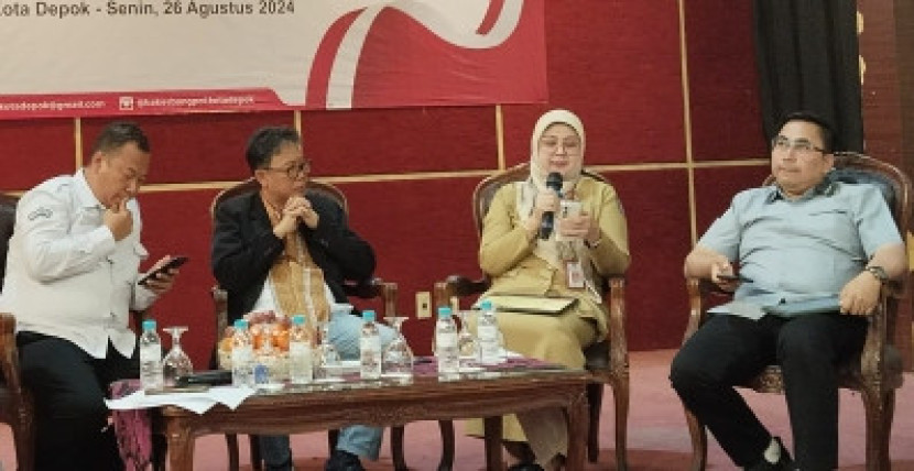 Kepala Kesbangpol Kota Depok N. Lienda Ratnanurdianny menyampaikan paparannya pada acara Forum Komunikasi Sosial Politik yang digelar dengan kolaborasi bersama PWI dan IJTI Kota Depok, Senin (26/8).