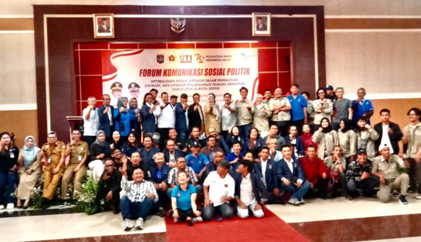 Para peserta FGD berfoto bersama dengan narasumber (dok. PWI i Kota Depok)