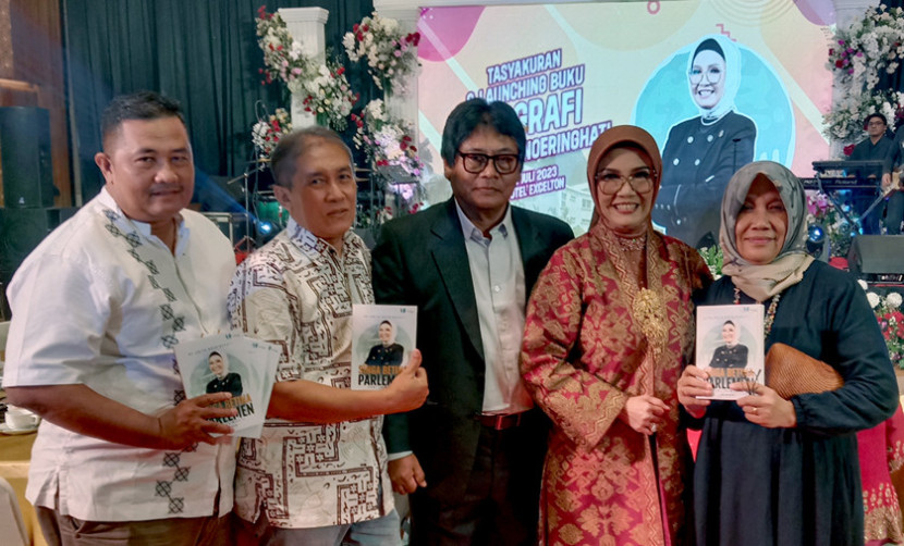 RA Anita Noeringhati (kedua dari kanan) dan suami Sigit Wibowo pada peluncuran buku biografi 