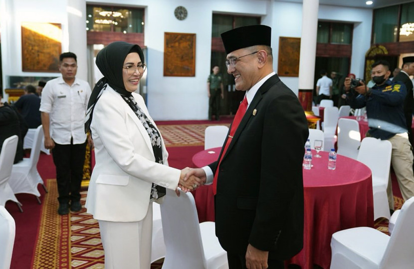 Ketua DPRD Sumsel Anita Noeringhati memberikan ucapan selamat Kepada Sekretaris Daerah (Sekda) Provinsi Sumsel Edward Candra. (FOTO: Instagram @ra_anita63)