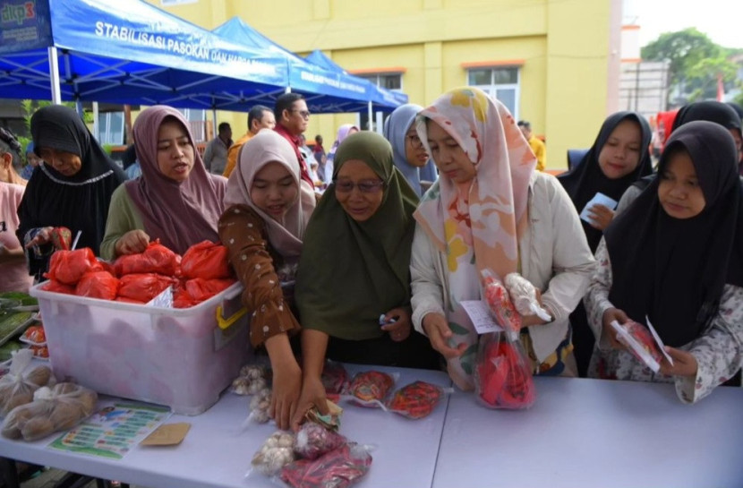 Warga tengah membeli cabai merah di gerakan pangan murah di Kecamatan Citamiang, Kota Sukabumi, Selasa (27/8/2024).