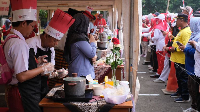 Lomba Fun Cooking PLN memasak dengan kompor induksi dalam acara 