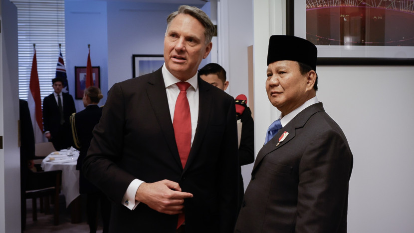 Wakil PM Australia, Hon Richard Marles MP (kiri) dan Menteri Pertahanan Indonesia Prabowo Subianto yang menjadi presiden terpilih Indonesia, saat bertemu di Canberra, Australia, 19 Agustus lalu. (Foto: Dok Kemenhan Australia)