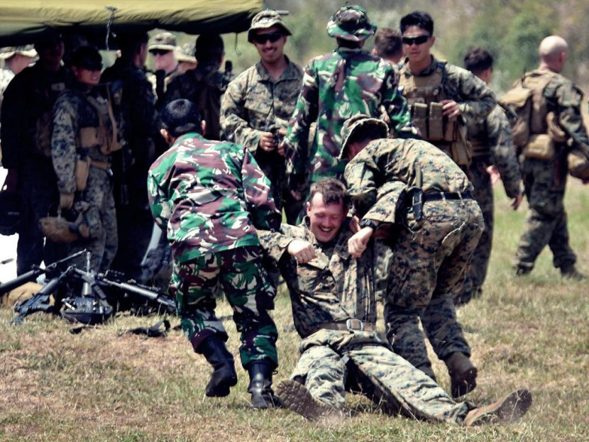 Marinir TNI AL bersama United States Marine Corps melaksanakan latihan evakuasi medis. Sumber: Seputarmiliter.id