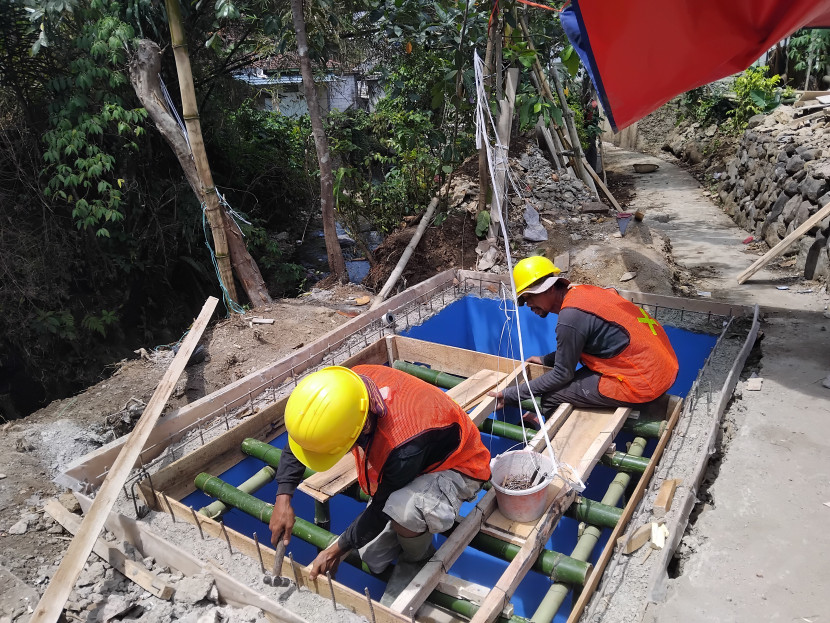 Pembangunan septic tank komunal di Kelurahan Baros, Kecamatan Baros, Kota Sukabumi, Rabu (28/8/2024).