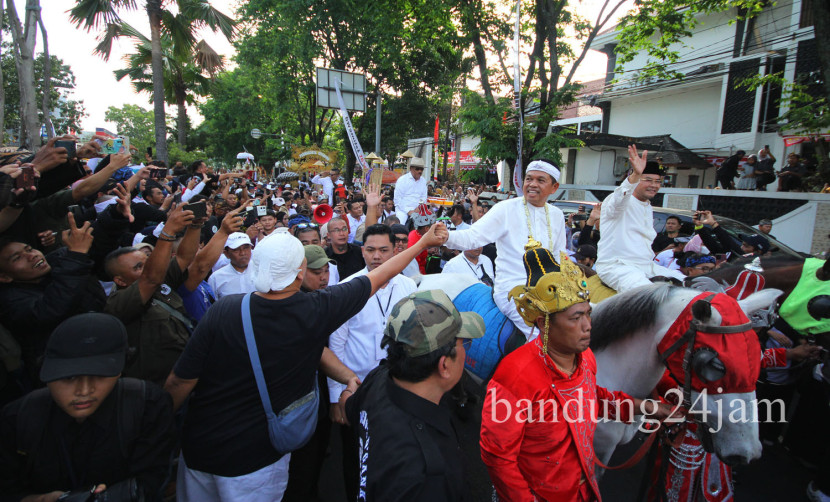 Pasangan calon gubernur dan wakil gubernur Jabar Dedi Mulyadi dan Erwan Setiawan menunggang kuda saat mendaftar ke KPU Jabar, Selasa (27/8/2024). Foto: Edi Yusuf