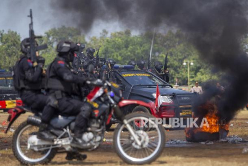 Personil Brimob berupaya menutup jalan para pengunjuk rasa yang anarkis saat simulasi pengamanan Pilkada di area GOR Singalodra, Indramayu, Jawa Barat. (Dok. Republika)