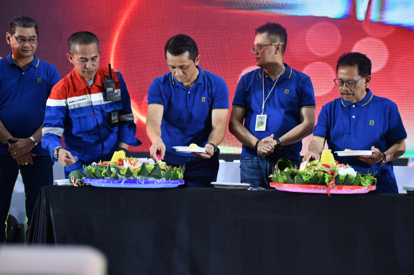 Acara potong tumpeng dalam rangka Anniversary Exor Refinery Unit VI Balongan. (Dok, Gincumanis.com)