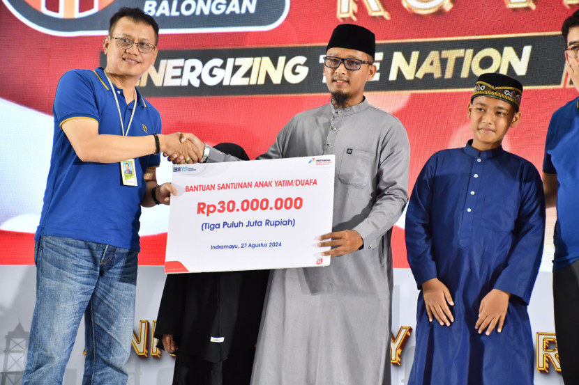 Sebagai ungkapan rasa syukur terhadap usia ke-30 ini, Kilang Pertamina Balongan memberikan bingkisan dan santunan total sebesar Rp 30 juta untuk anak yatim di sekitar Indramayu. (Dok. Gaincumanis.com)