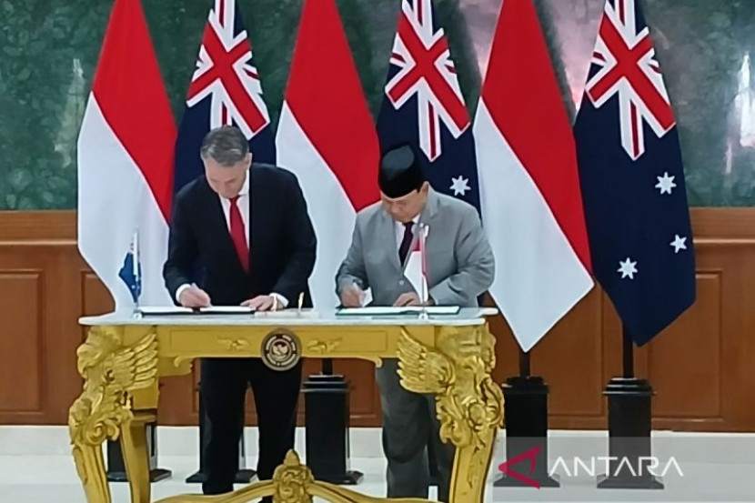 Menteri Pertahanan Prabowo Subianto dan Deputy Prime Minister and Minister for Defence of Australia The Hon Richard Donald Marles MP melakukan penandatanganan perjanjian kerja sama pertahanan di Akmil Magelang, Kamis (29/8/2024)  (Foto: Antara)