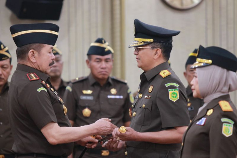 Jaksa Agung ST Burhanuddin melantik Kuntadi yang sebelumnya Direktur Penyidikan Jampidsus, menjadi Kajati Lampung di di Gedung Utama Kejaksaan Agung, Jakarta, Kamis (29/8/2024). (Foto: Kejagung)