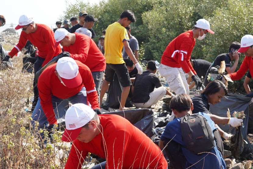 Karyawan Wings Group membersihkan sampah Pantai Baro Gebang Cirebon. (Foto: Dok Ruzka Indonesia)