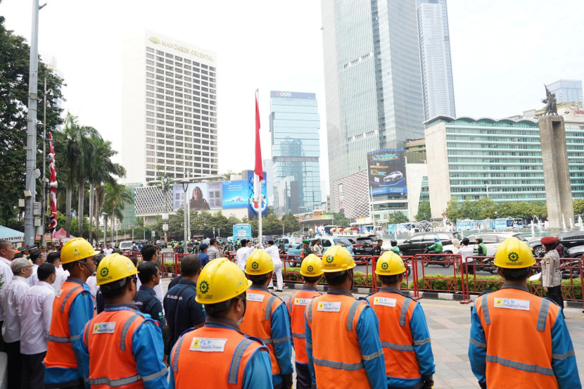 Petugas PLN berpartisipasi dalam upacara kebangsaan yang diikuti Forkompimda Jakarta Pusat di Bundaran HI. (Foto: Dok Ruzka Indonesia)