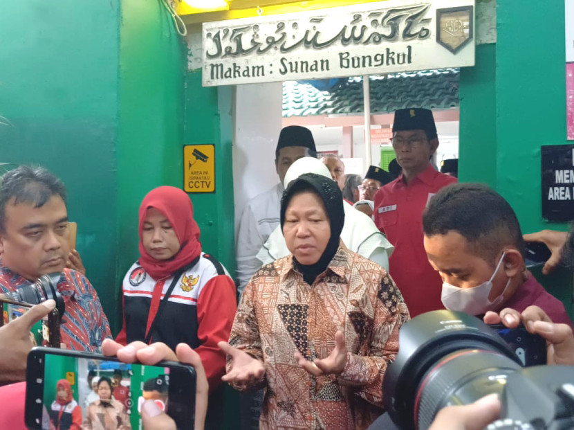 Tri Rismaharini setelah berziarah ke makam Sunan Bungkul di Surabaya