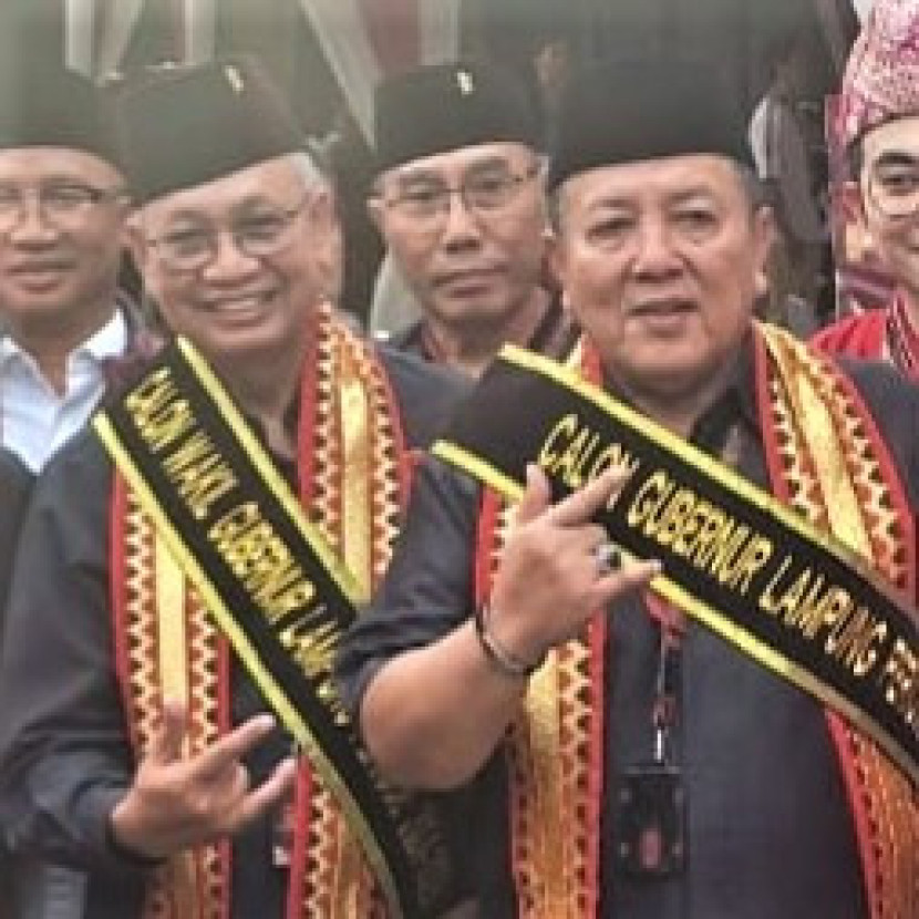 Arinal Djunaidi (kanan) berpasangan dengan Sutono mendaftar ke KPU Lampung dari PDIP. (Foto: Istimewa)