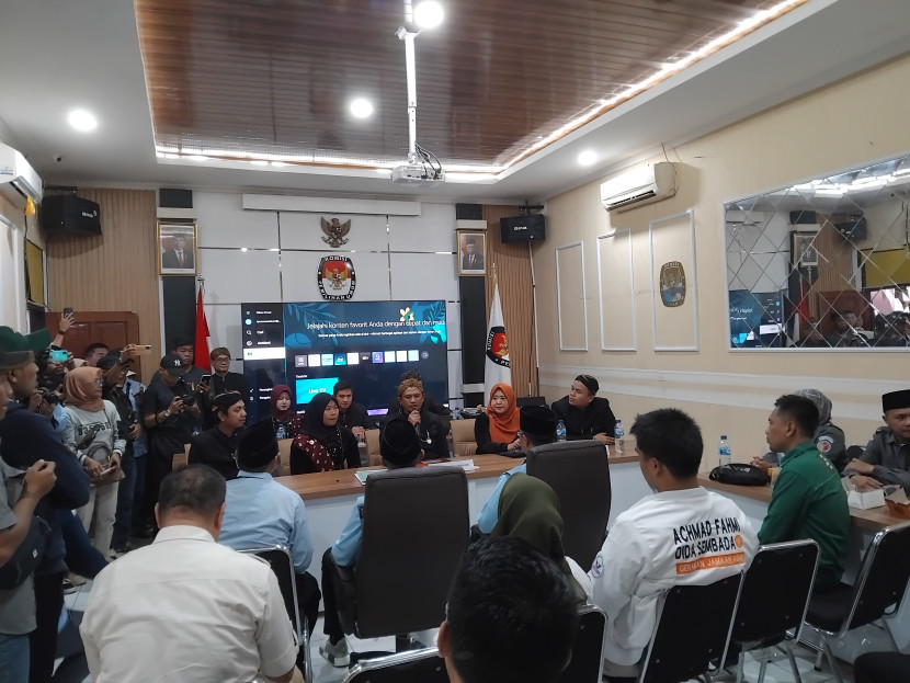 Proses pendaftaran peserta pilkada Kota Sukabumi di KPU Kota Sukabumi.