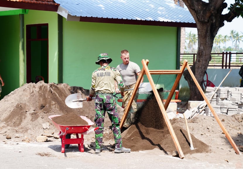 Prajurit Marinir TNI AL dan US Army merenovasi SDN 2 Palangan, Kecamatan Jangkar, Situbondo. Sumber: Seputarmiliter.id