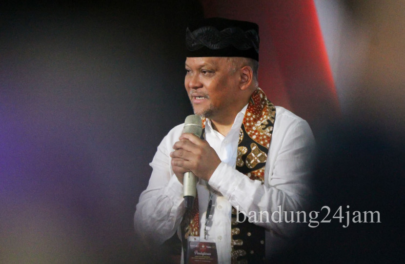 Calon wakil Gubernur Jabar Ilham Habibie (ASIH) menyampaikan sambutan saat mendaftar di Komisi Pemilihan Umum (KPU) Jabar, Kamis (29/8/2024). Foto: Edi Yusuf