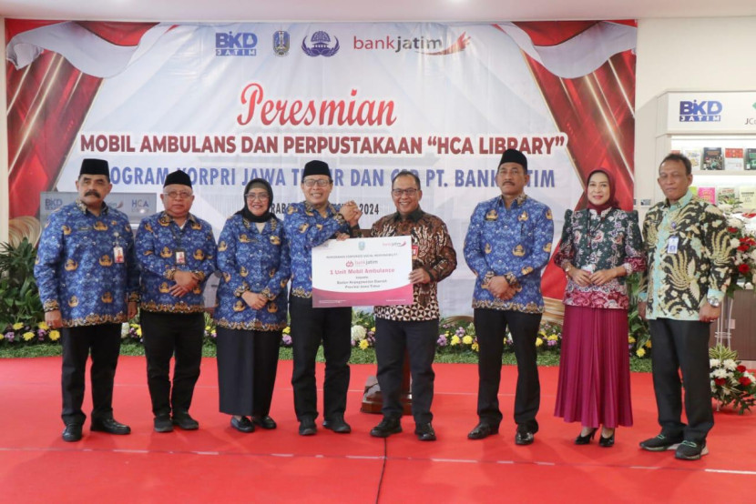 Bank Jatim serahkan bantuan ambulan untuk KORPRI di Jawa Timur