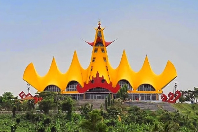 Menara Siger Lampung di depan Pelabuhan Bakauheni, Lampung Selatan. (Foto: pariwisatalamsel.com)