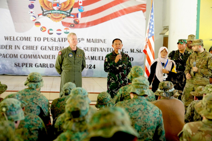 Panglima TNI Jenderal Agus Subiyanto bersama Laksamana Samuel J Paparo. Sumber: Seputar Militer