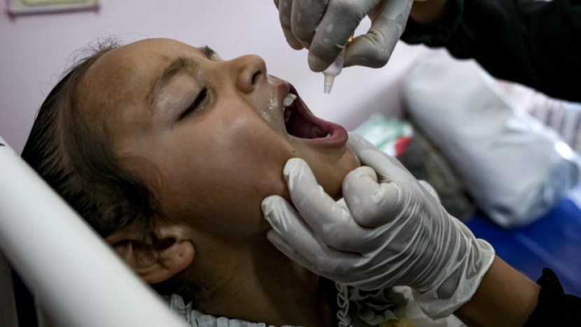 Vaksinasi polio di Khan Younis, Gaza.  (Foto: Abd Kareem Hana/AP)